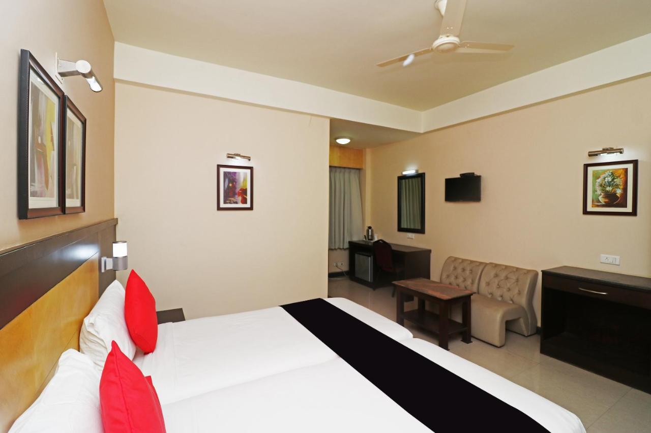 Capital O 40848 Hotel Mirabel Kupand Buitenkant foto