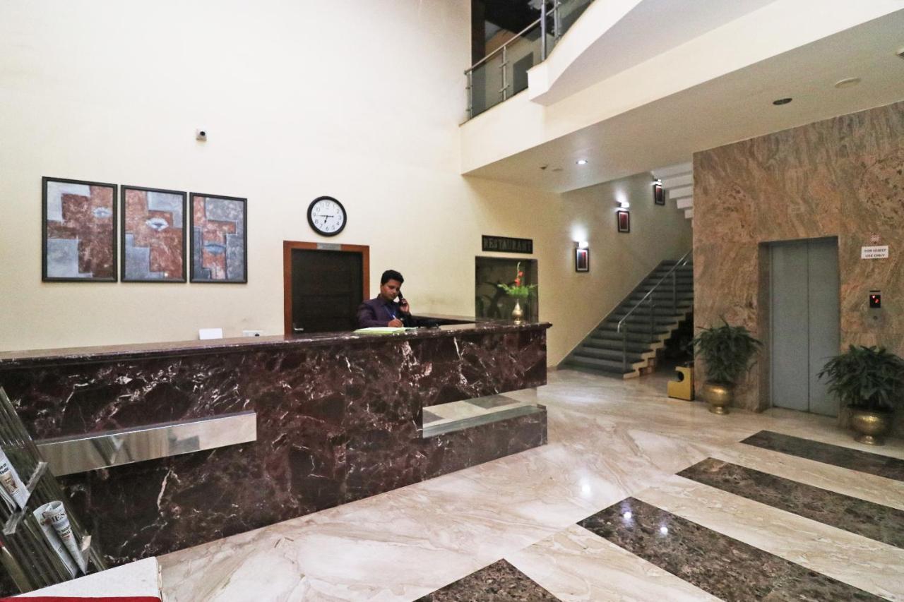 Capital O 40848 Hotel Mirabel Kupand Buitenkant foto